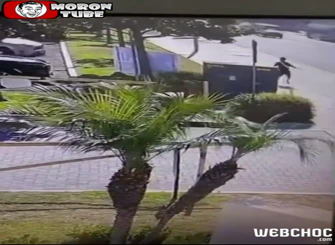 Video: A jogger escapes an attack by jumping a car